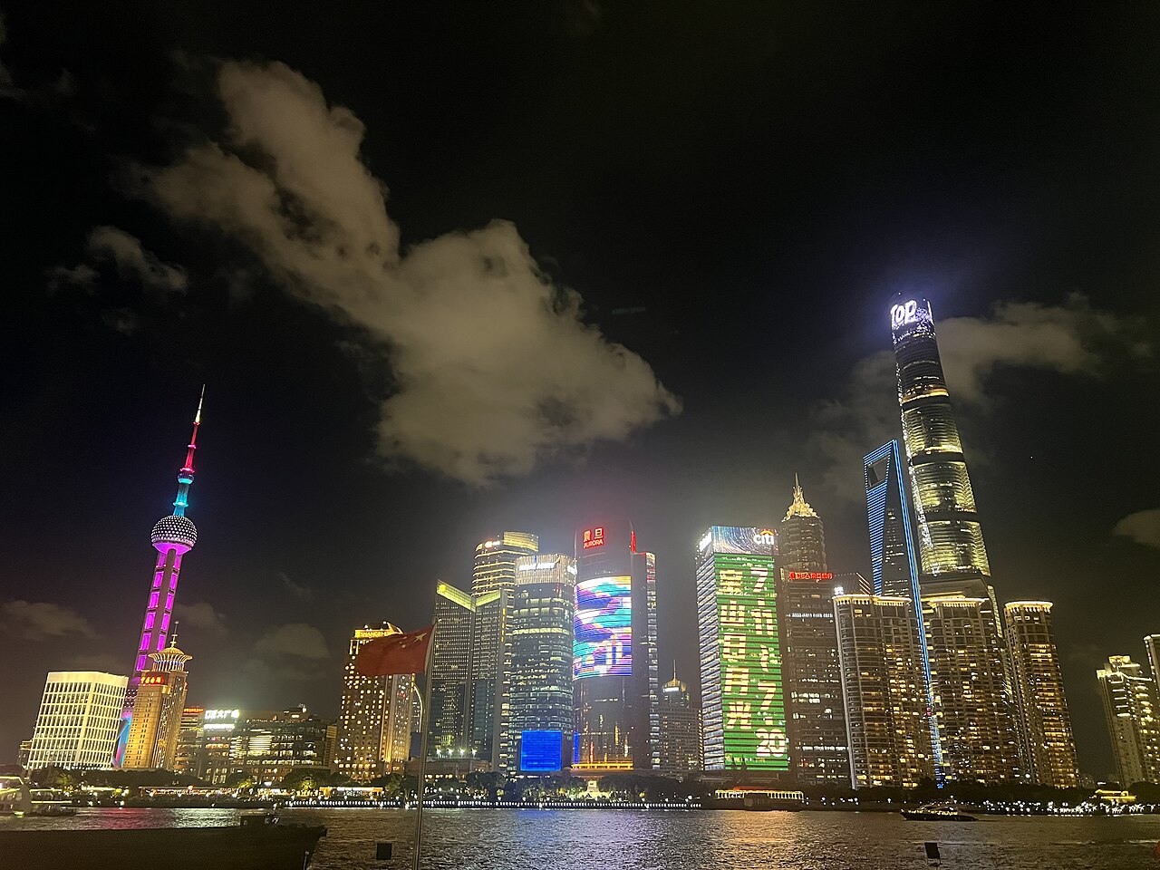 Vista noturna dos edifícios de Pudong, em Xangai, a partir do Bund, em 2025.
